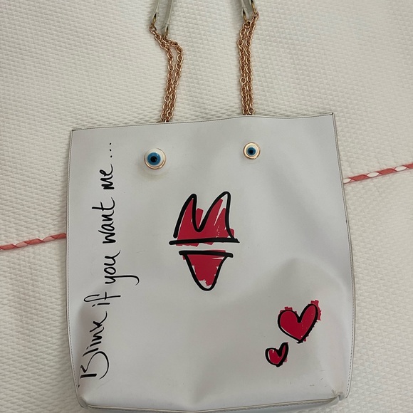 Stylish White Tote Bag with Heart Design - Picture 1 of 9